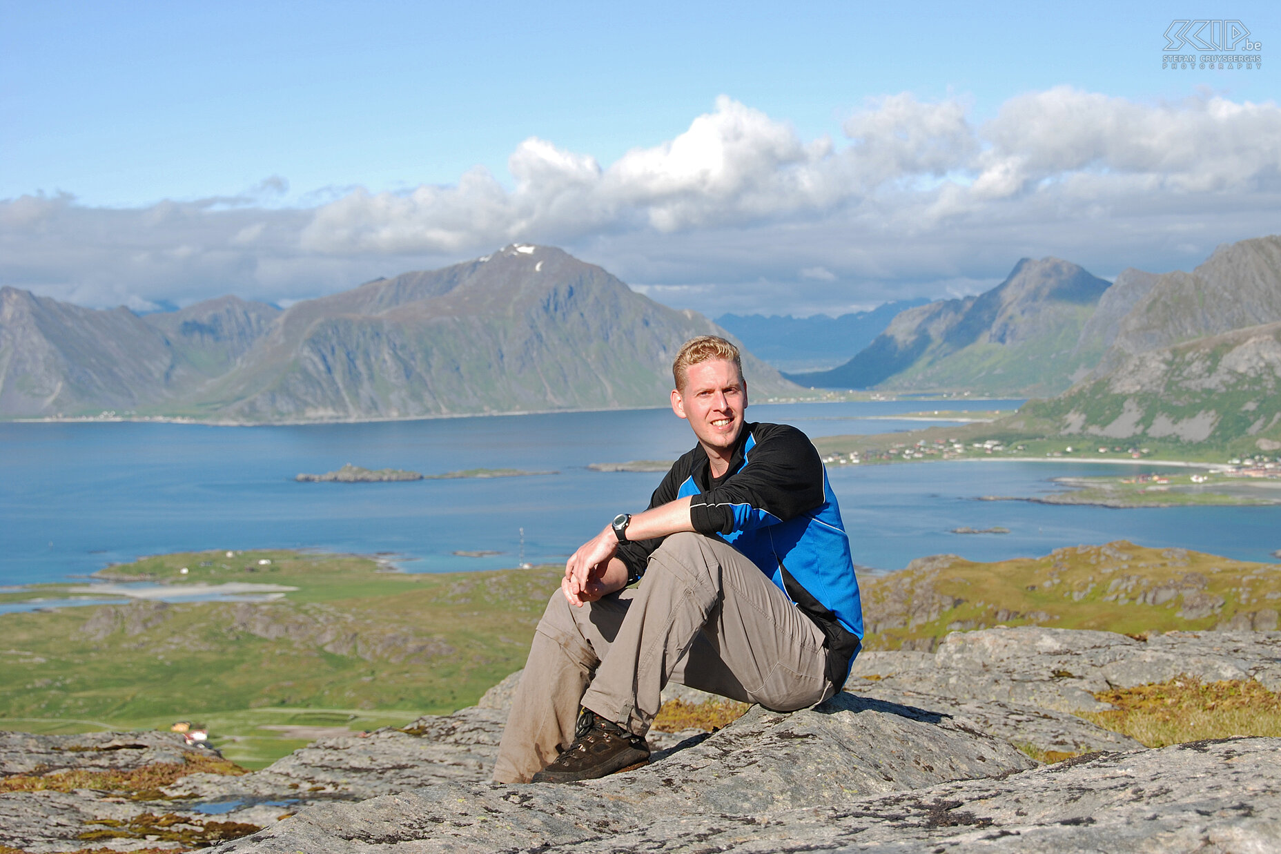 Fredvang - Stefan Na het strand volgt weer een steile klim, om uiteindelijk op de bergtop boven het dorpje Fredvang te eindigen. Het zicht is er onbeschrijflijk mooi. Je hebt er een panorama van 200° en je kan er de dorpjes Itresand en Ramberg zien liggen. Onze hut ligt op deze top, maar toch dalen we nog af naar Fredvang om wat inkopen te gaan doen. Stefan Cruysberghs